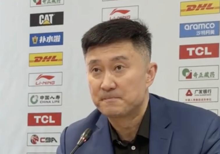 龙8国际登录入口-杜锋暖心祝福球迷大爷：每次来吉林都会看到他，希望他一切顺利